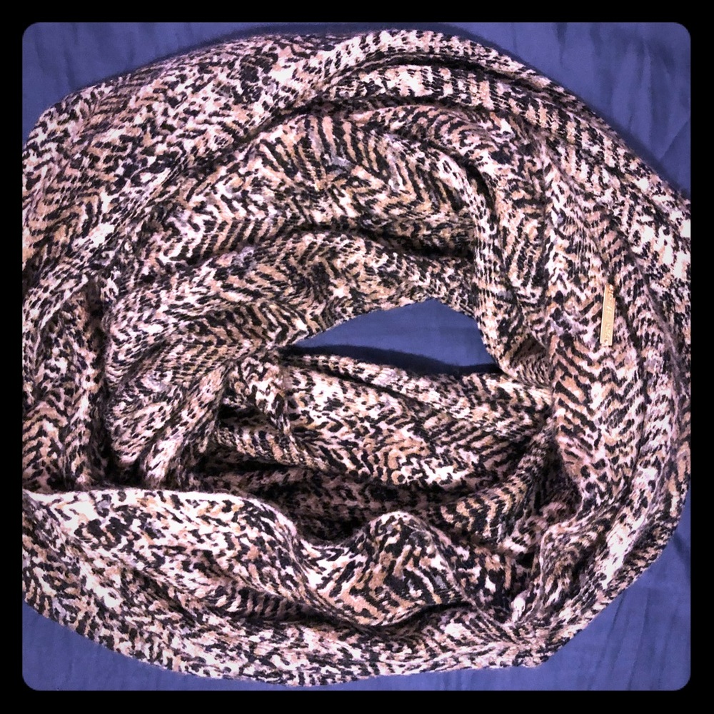 ✨SOLD✨ Leopard print Michael Kors infinity scarf